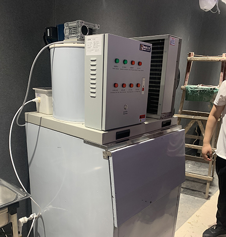 300公斤片冰機交付鄭州某生鮮便利店使用