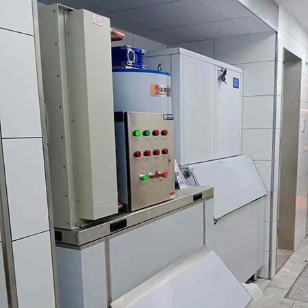 1.5噸片冰機,1噸雪花制冰機交付廣東某餐飲店