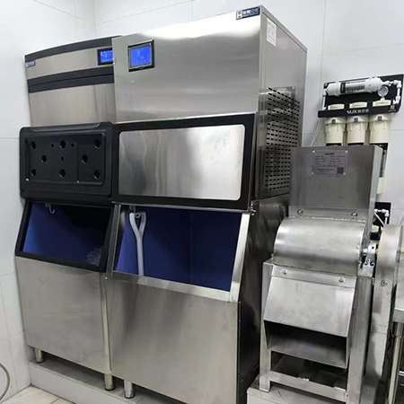 300公斤方塊制冰機(jī)和500公斤純雪花機(jī)交付使用