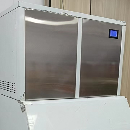 1噸雪花制冰機(jī)交付河南鄭州某餐飲店