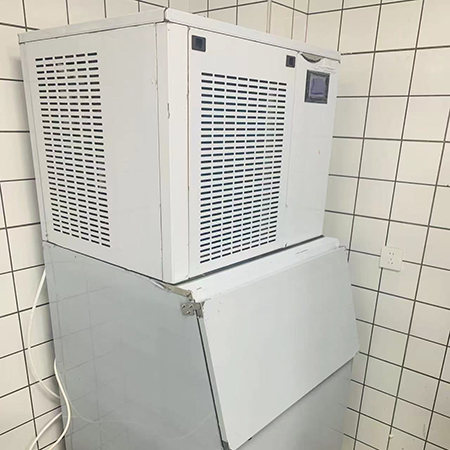 500公斤片冰機(jī)前吸風(fēng)交付上海某水產(chǎn)海鮮店