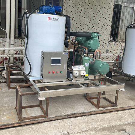 5噸水產(chǎn)海鮮運輸片冰機試機現(xiàn)場